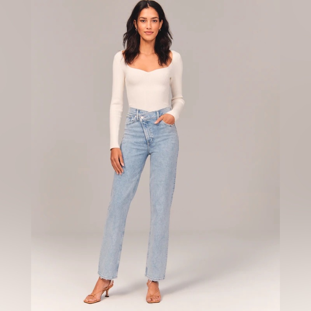 Abercrombie Curve Love Ultra High Rise 90s Straight Leg Jean Criss Cross 27